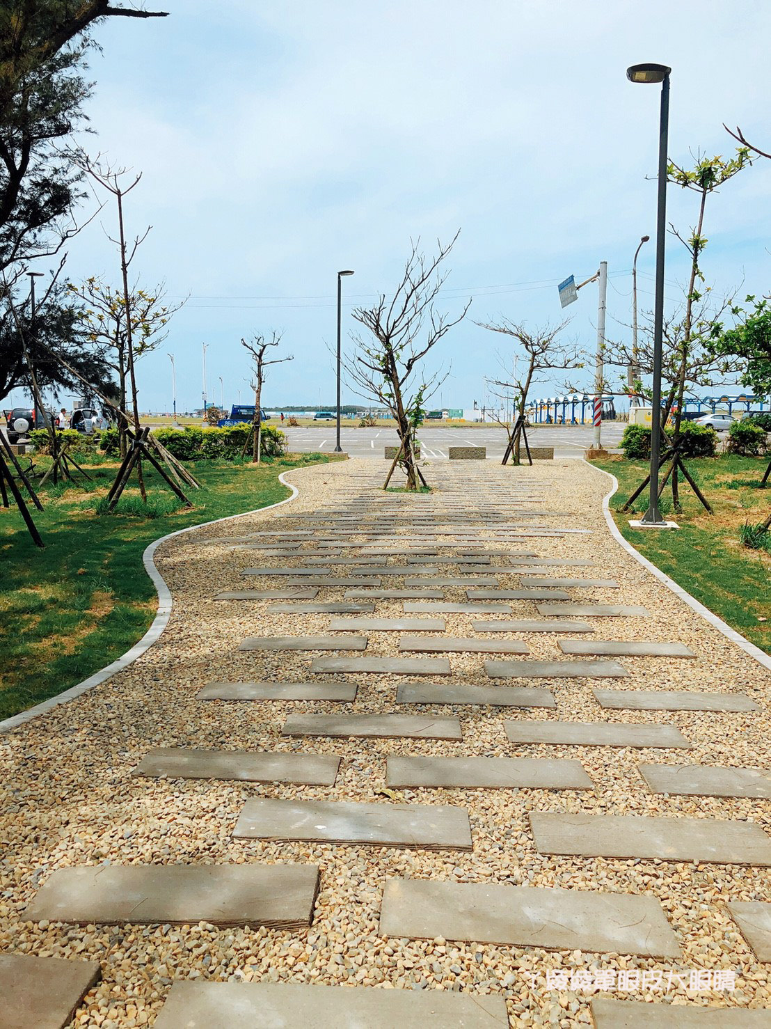 南寮漁港最新打卡景點！巨型大鍵盤坐落新竹，有南寮豆腐岩之稱的魚鱗天梯