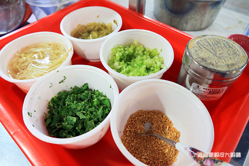 新竹竹蓮市場美食小吃推薦！旺記米粉湯，特色粗米粉跟鹹魚蛋炒飯
