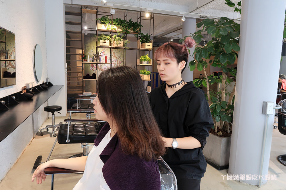 台中一中街燙髮推薦，夏朵美髮沙龍一中店設計師TWO，台中北區清新優雅的髮廊