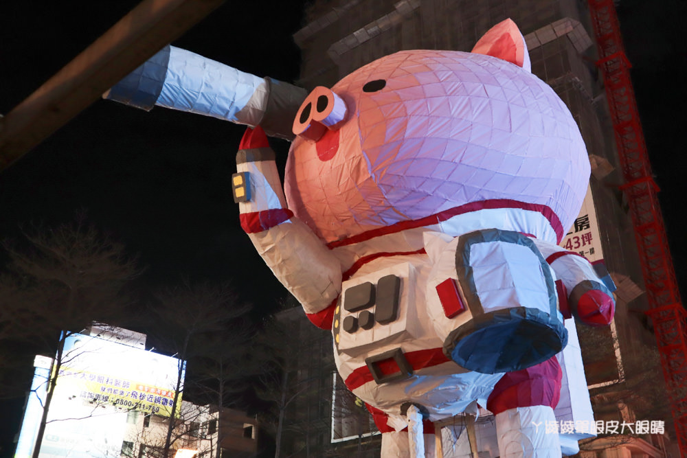 八公尺高的小豬太空人登陸新竹東門城！一起來浪漫的東門城及護城河過好年