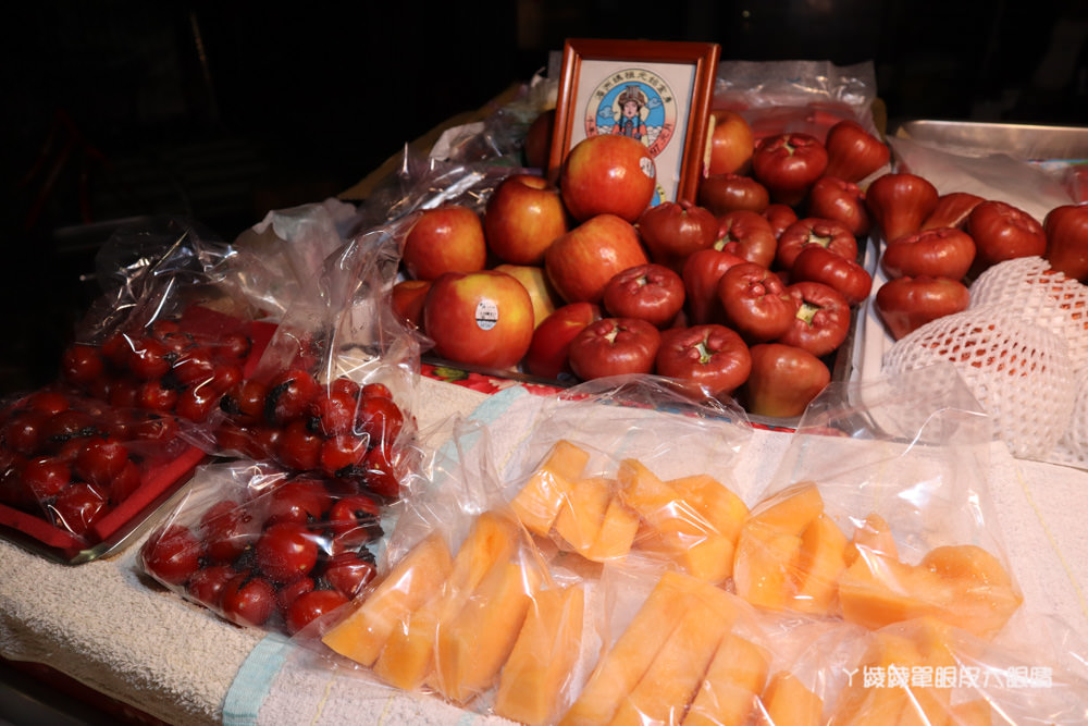 新竹水果阿嬤深夜賣水果到天亮，新鮮水果可現切！新竹市復興鴨肉冬粉與南門醫院附近