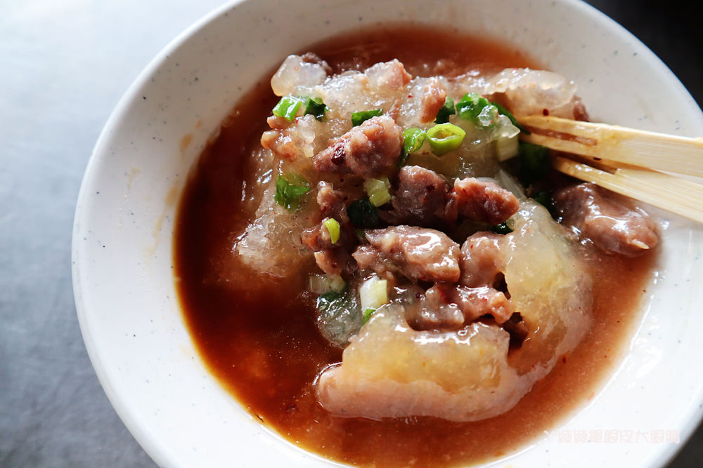 新竹肉圓推薦南寮手工肉圓，好吃的紅糟肉圓，骨仔湯只要三十元！