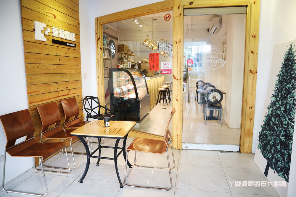 新竹深夜咖啡廳推薦新銳咖啡西大店，有插座wifi不限時貓咪餐廳！水潤餅漢堡好好吃