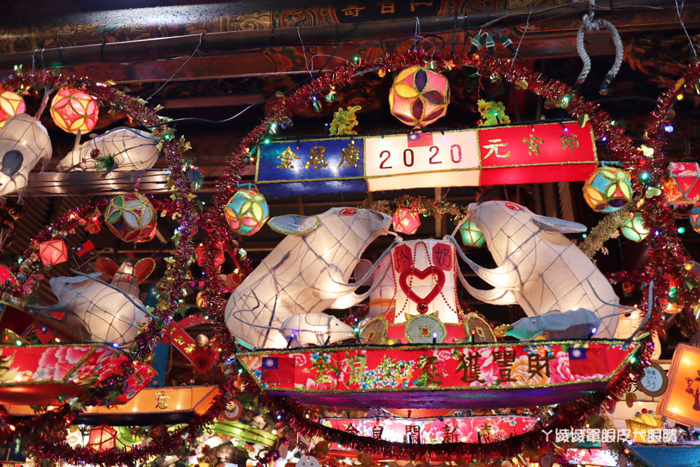 新竹都城隍廟元宵節鼠年花燈登場，來新竹城隍廟吃美食小吃賞花燈！花燈展期一個月