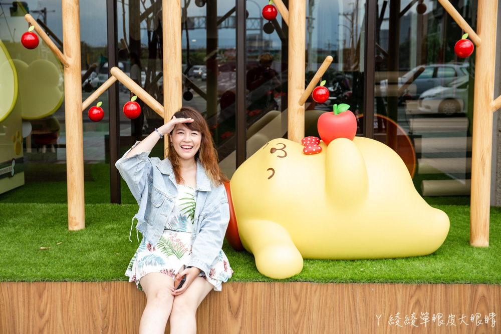 台灣首間三麗鷗樂園在苗栗頭份！Hello Kitty蘋果村親子餐廳，室內野餐風、主題遊樂設施介紹