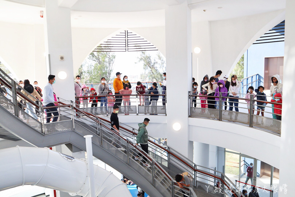 新竹南寮旅遊服務中心大變身！新竹親子景點溜滑梯，兩層樓高室內溜滑梯打造全新親子樂園