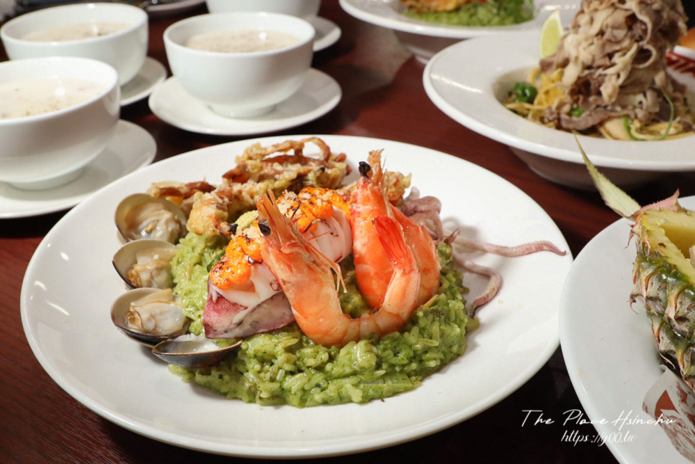 新竹沒有華麗裝潢但真材實料又平價的義式餐廳！TWINS廚房義式料理將整顆鳳梨端上桌，蛤蜊多到快滿出來