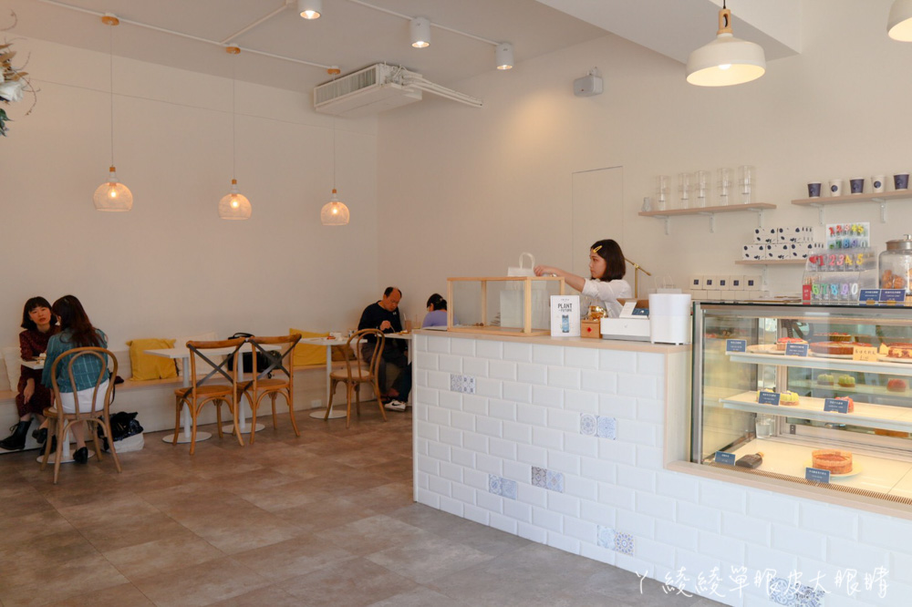 新竹質感咖啡廳推薦謐謐甜點！坐落新竹熱鬧市區的純白夢幻甜點店，提供插座WIFI限時咖啡店
