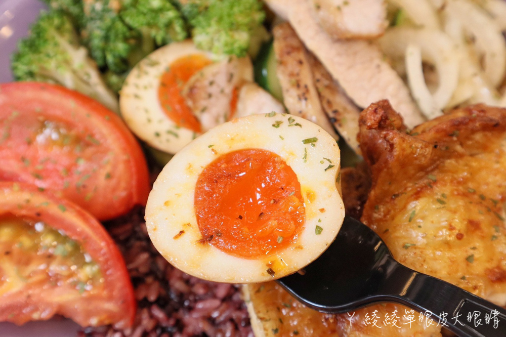 新竹健康餐盒推薦非晉健康餐廚！天天吃都吃不膩的便當美食，配料快滿出來還有新鮮現打果汁