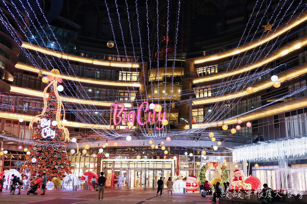 ﻿新竹巨城聖誕樹正式點燈！巨城15米高聖誕樹繫上紅色蝴蝶結超吸睛