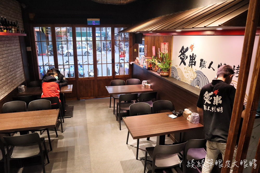 新竹平價串燒推薦炙串職人日式燒烤居酒屋！CP值超級高的串燒店，白飯熱茶無限享用，營業到凌晨