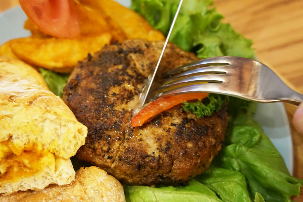 台中一中美食餐廳推薦，雙魚2次方推出創意漢堡