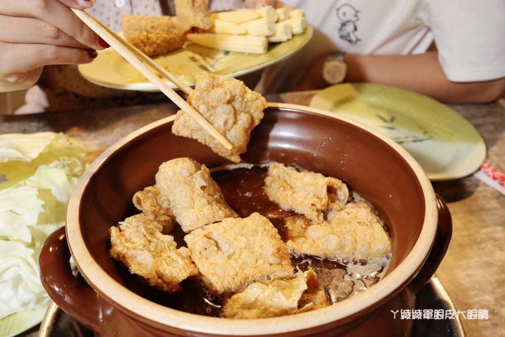 霸味薑母鴨竹北中華店搬到吳濁流路了！炭火加熱、現炒燜煮鴨肉軟嫩好咬，外帶套餐享有優惠