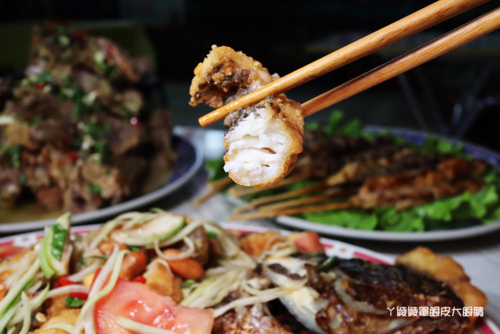 新竹美食推薦跨國越泰美食！泰式烤雞肉加泰奶只要七十元！新竹在地人必吃泰式炸無骨雞