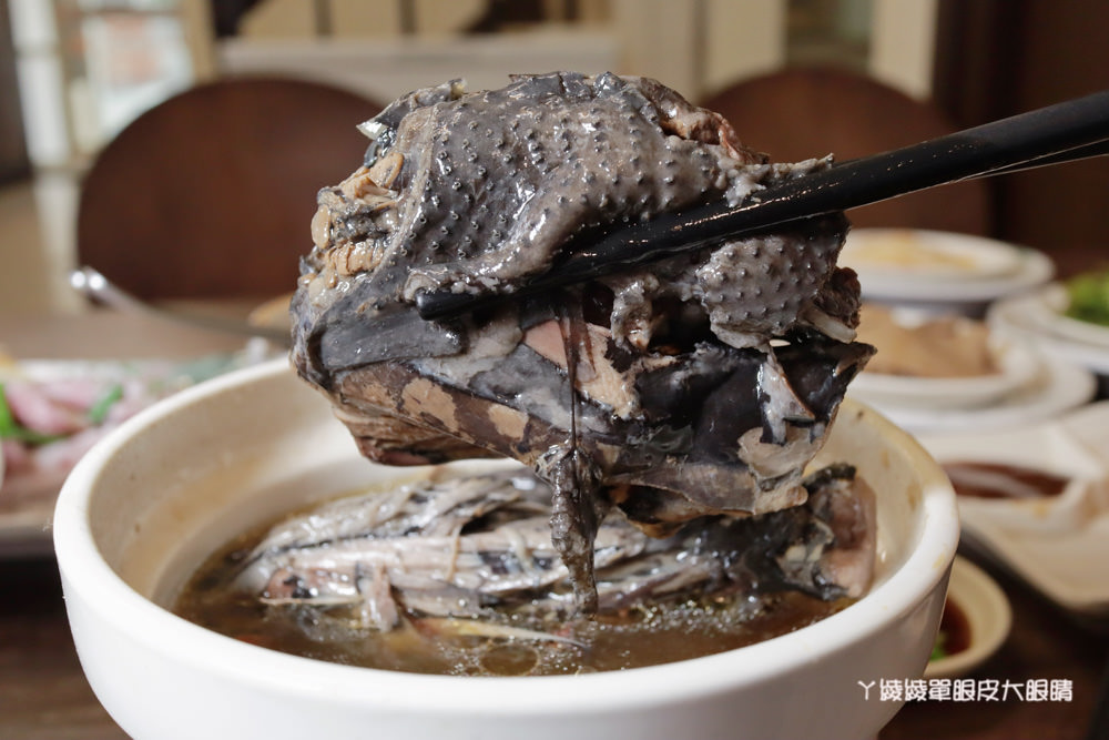 苗栗美食小吃推薦阿亮伯水餃！聯合大學附近必吃美食，飽滿爆汁的好吃水餃、CP值爆高的雞湯燉品