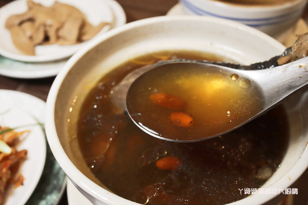 苗栗美食小吃推薦阿亮伯水餃！聯合大學附近必吃美食，飽滿爆汁的好吃水餃、CP值爆高的雞湯燉品