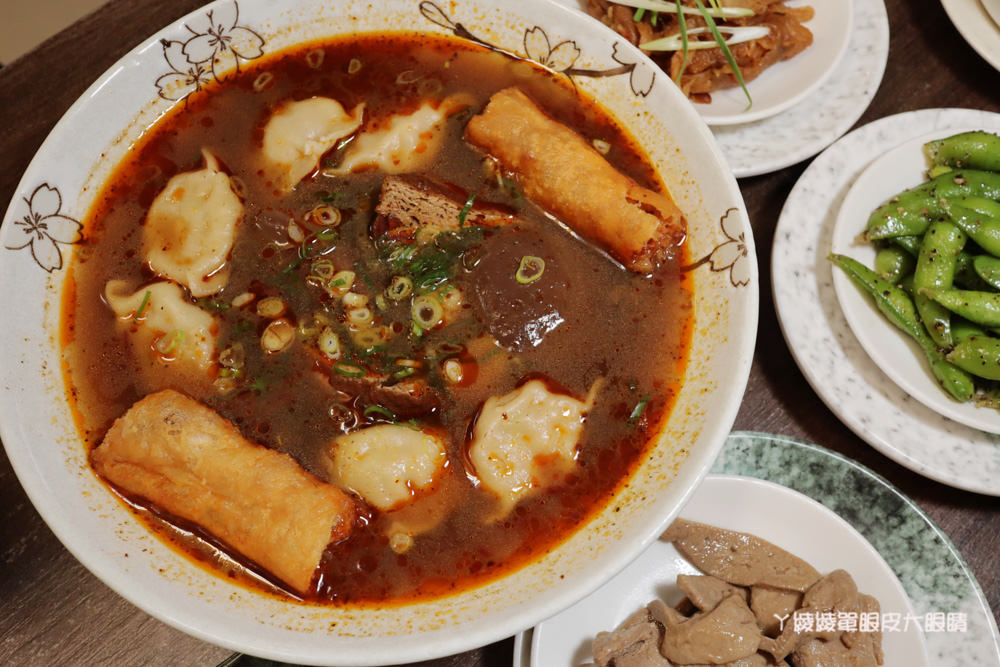 苗栗美食小吃推薦阿亮伯水餃！聯合大學附近必吃美食，飽滿爆汁的好吃水餃、CP值爆高的雞湯燉品